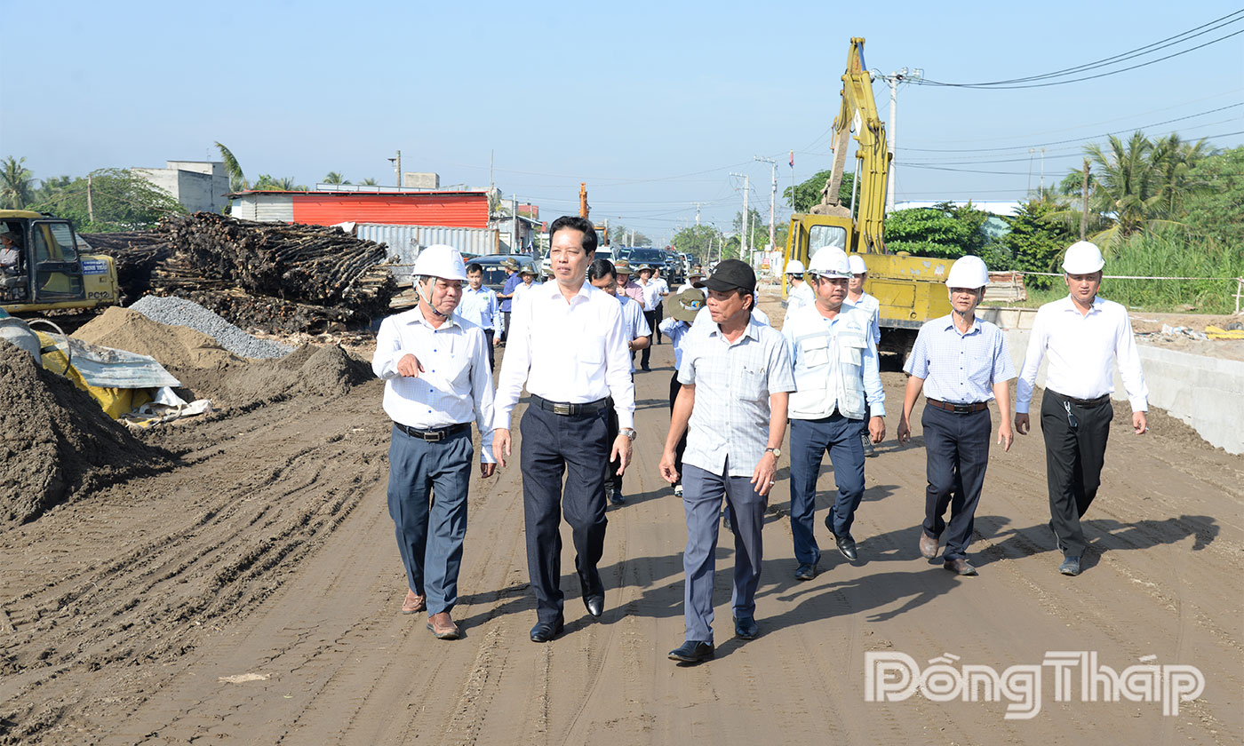 Đồng chí Nguyễn Thành Diệu kiểm tra thực tế tại Dự án Đường tỉnh 864.