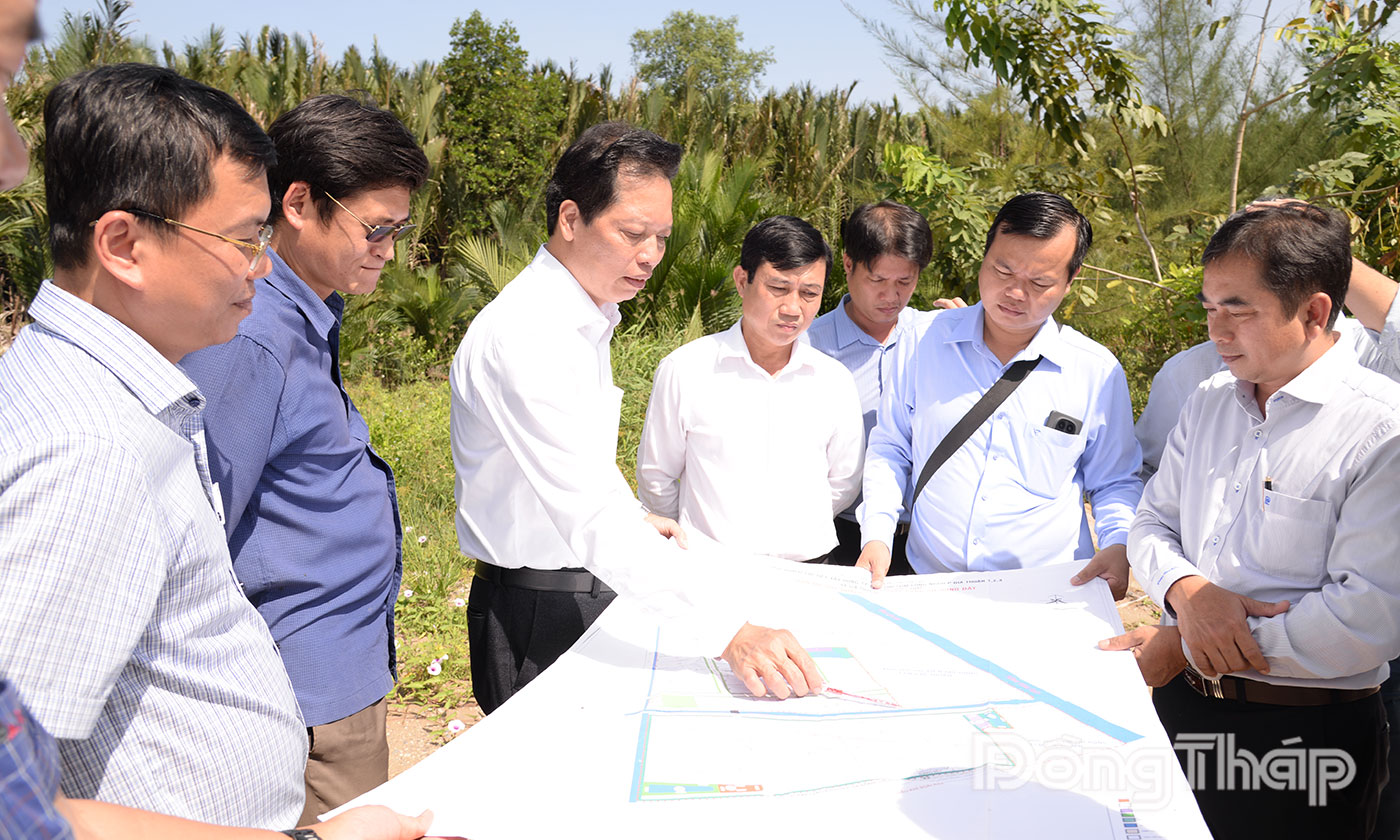 Đồng chí Nguyễn Thành Diệu khảo sát vùng công nghiệp phía Đông của tỉnh.