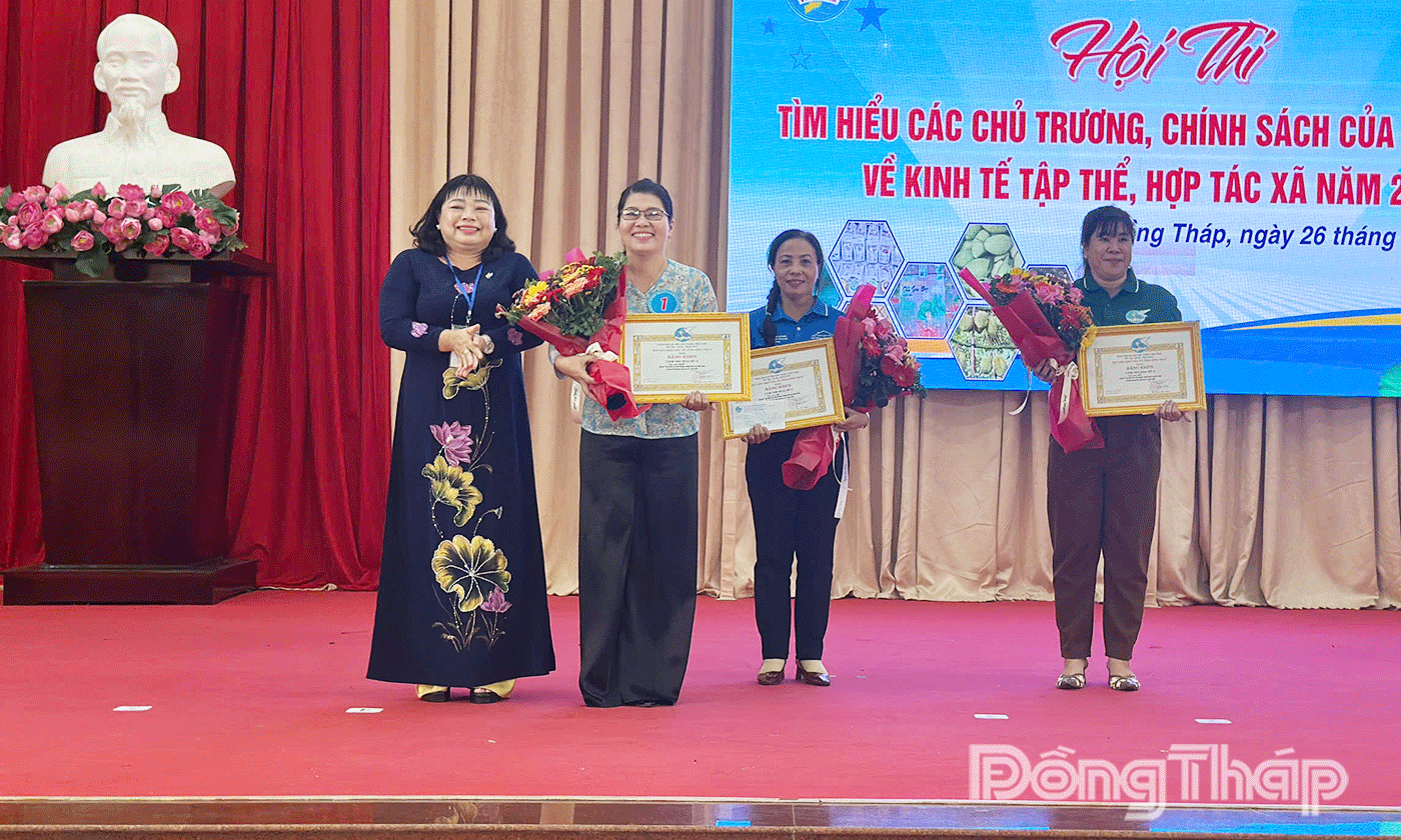 Chủ tịch Hội LHPN tỉnh Thái Ngọc Bảo Trâm trao giải Nhất cho đội của Cụm 5.