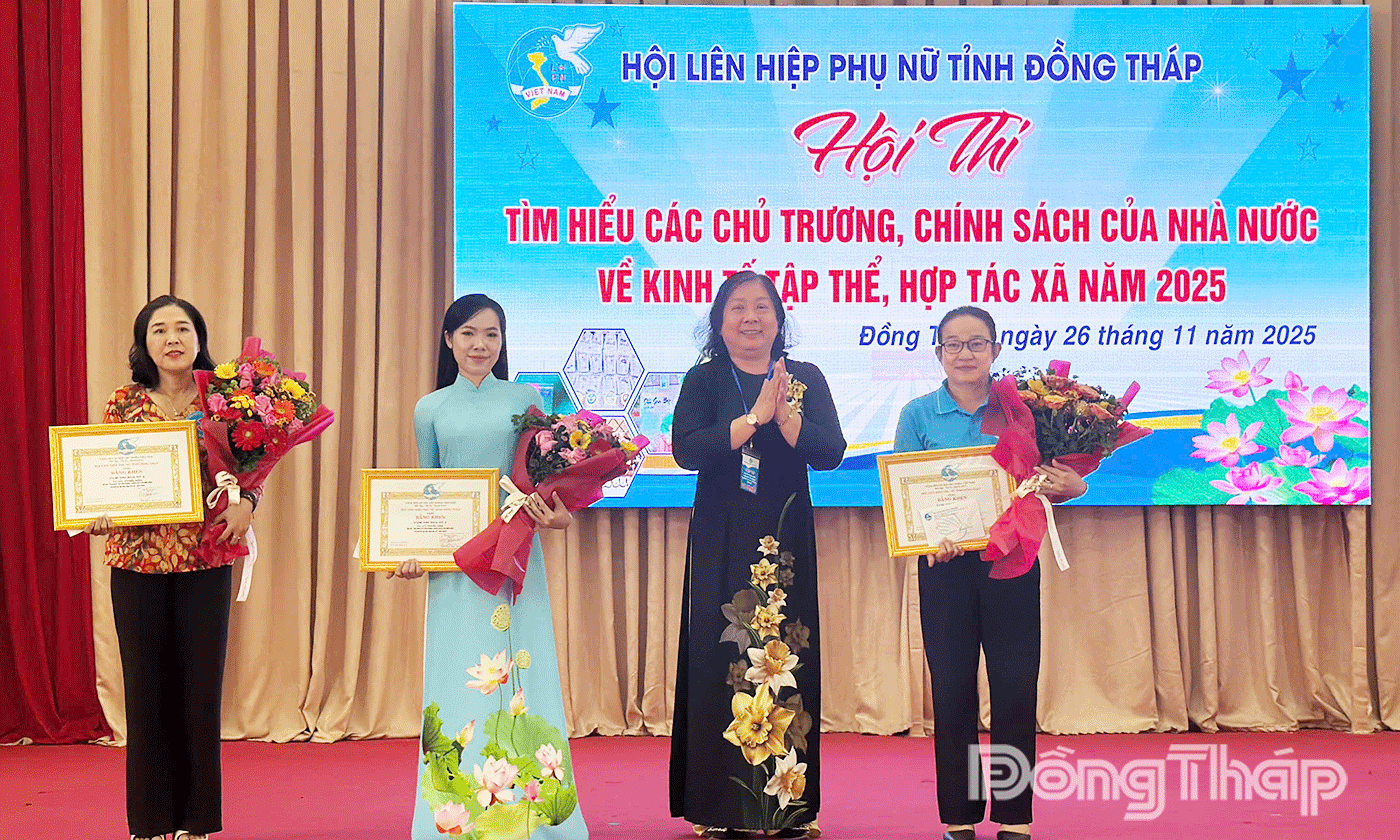 Trao giải Nhì, Ba, Khuyến khích cho các đội.