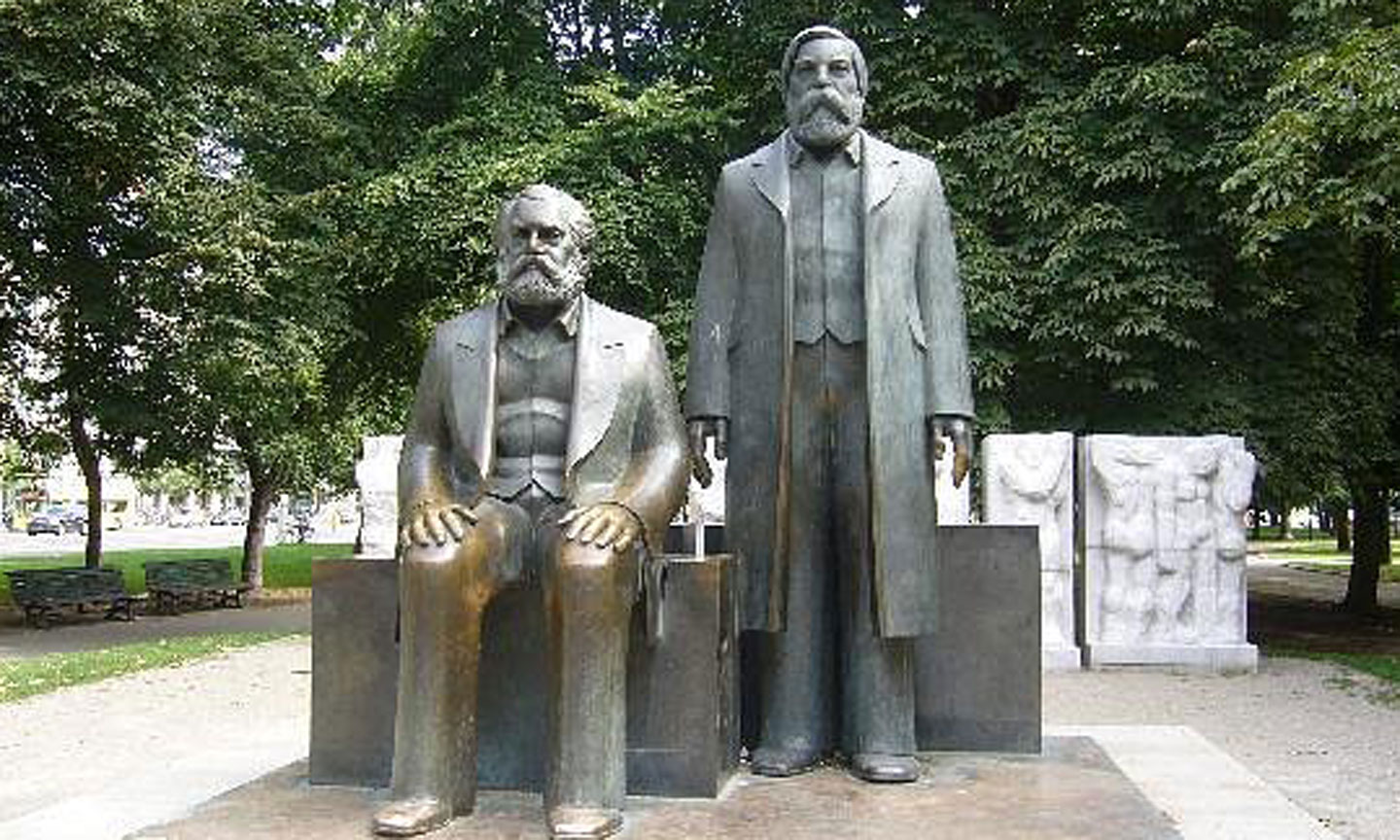 Tượng đài Các Mác và Ăng-ghen tại thủ đô Béc-Lin (Đức).