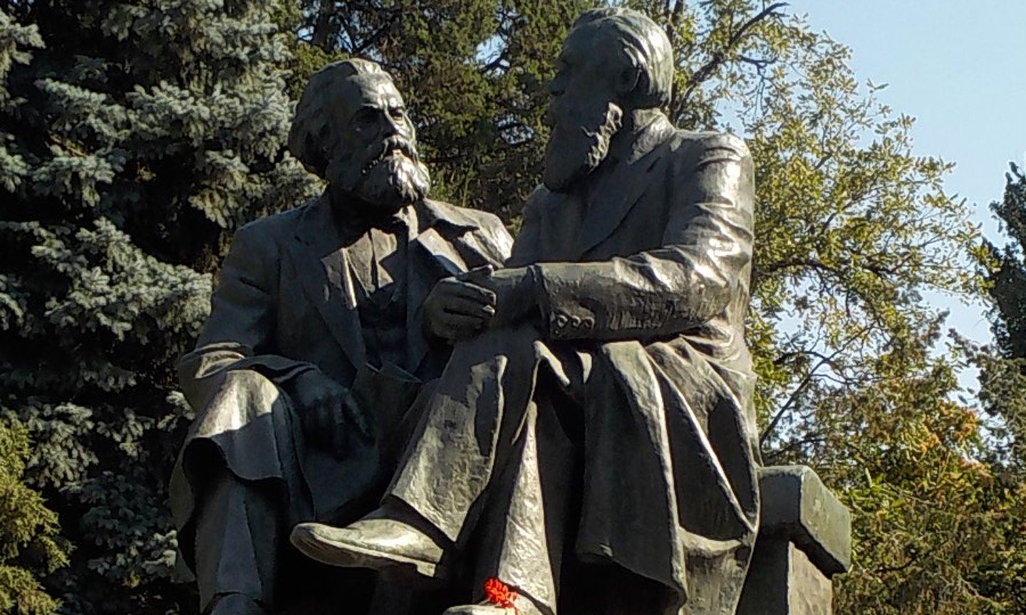 Trong lịch sử có rất nhiều câu chuyện cảm động về tình bạn, song không có tình bạn nào có thể đẹp hơn, sáng chói hơn tình bạn giữa Các Mác và Ph.Ăng-ghen. 