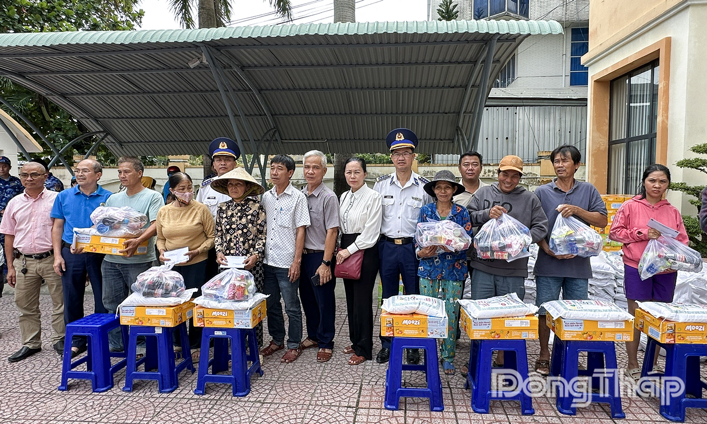 Trao quà cho bà con nhân dân phường Tuy hòa, tỉnh Đắc Lắk.