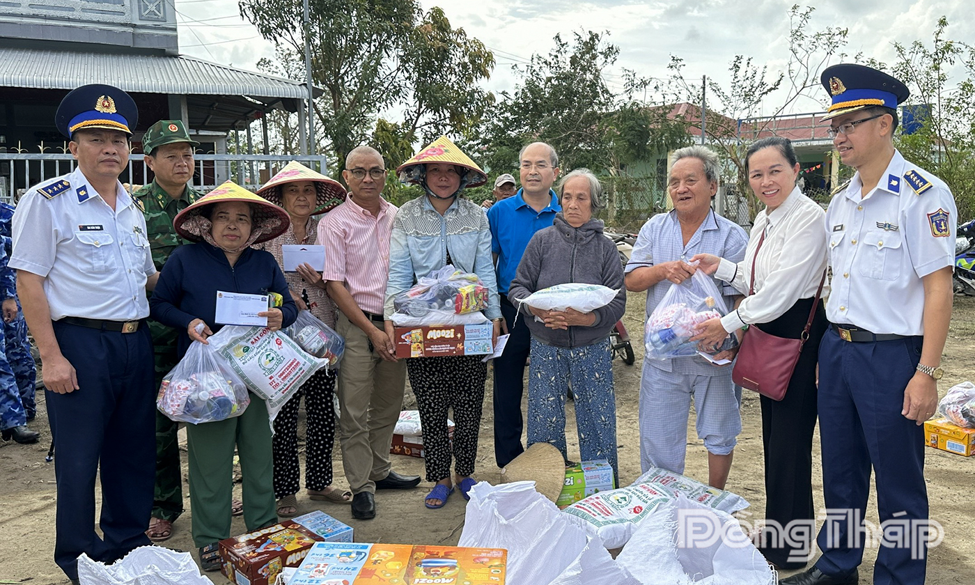 Trao quà cho bà con nhân dân xã Tuy An Đông, tỉnh Đắc Lắk.