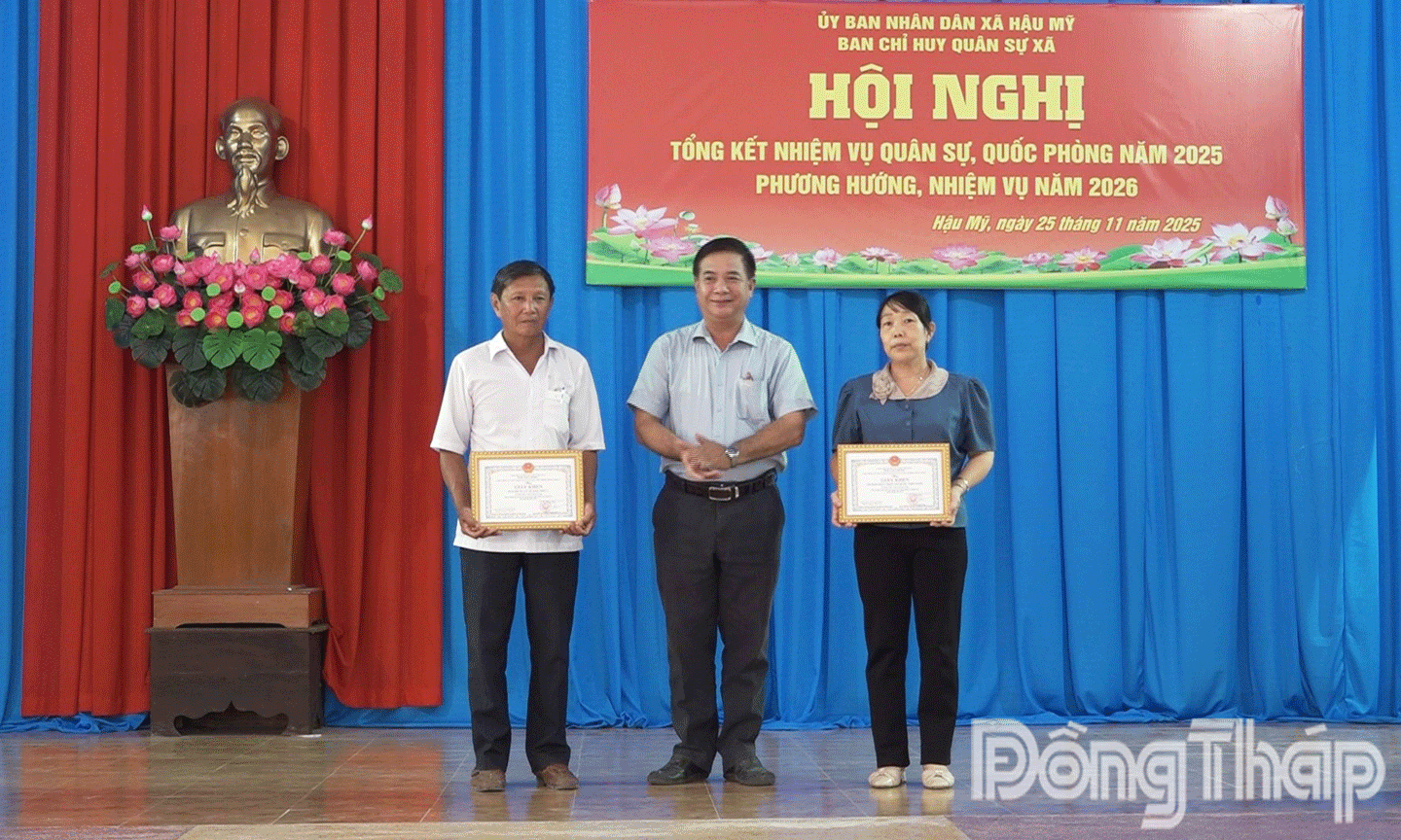 Chủ tịch UBND xã Hậu Mỹ trao tặng 10 Giấy khen cho các tập thể và cá nhân có thành tích xuất sắc trong công tác quân sự, quốc phòng năm 2025.