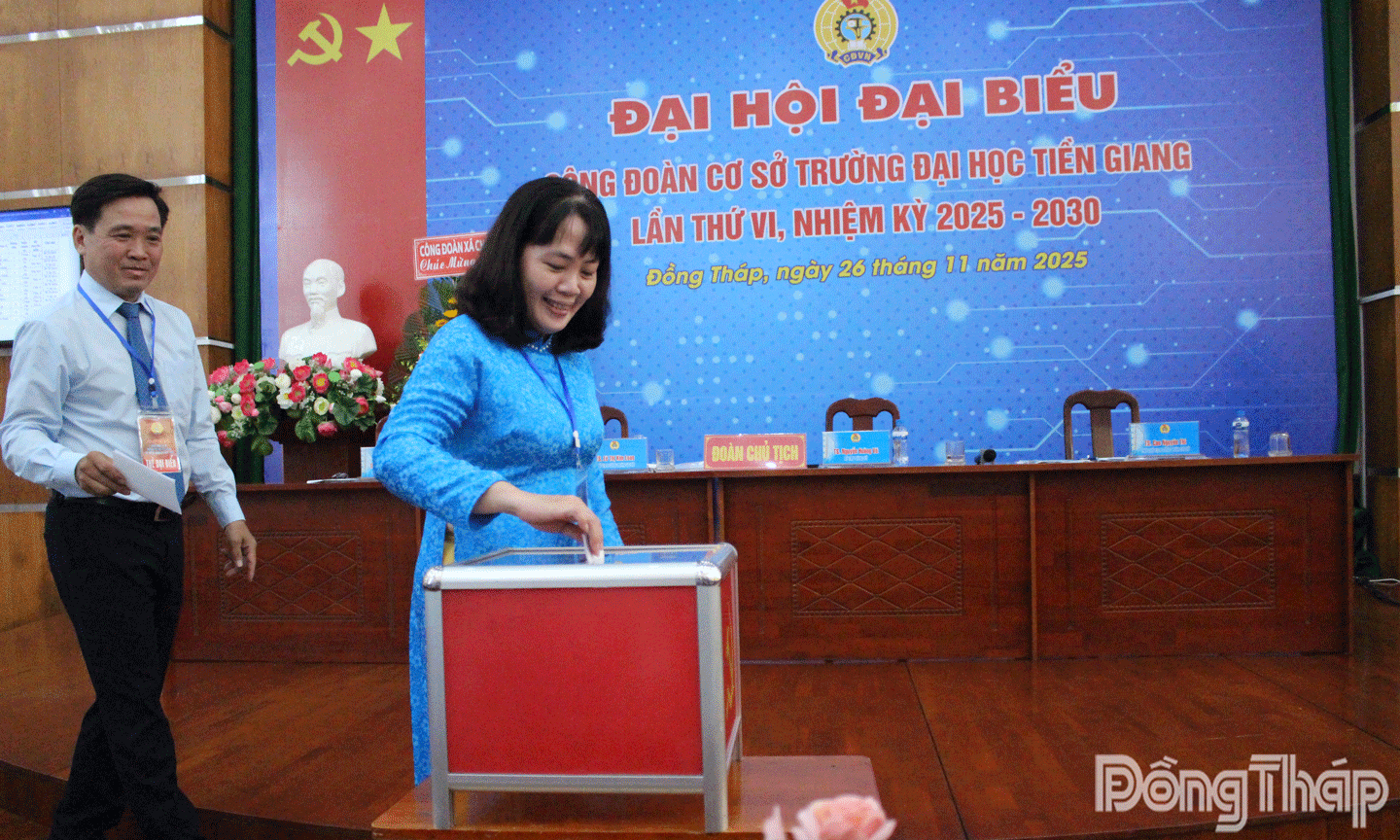 Các đại biểu bỏ phiếu bầu cử. 