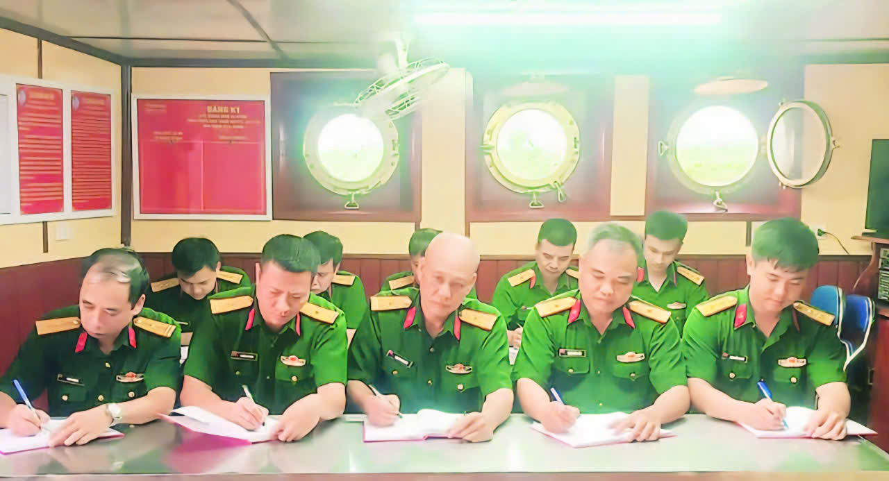 Một buổi sinh hoạt của Chi bộ Tàu 51-11-66. (Ảnh CÔNG THÀNH)