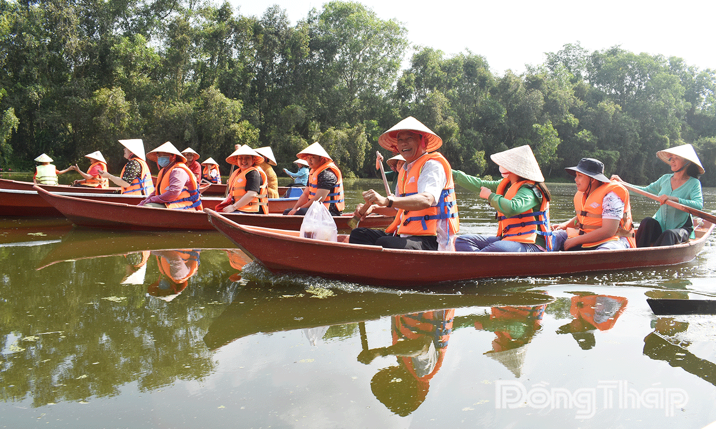 Đến với khu bảo tồn, du khách có thể trải nghiệm nhiều hoạt động đặc trưng như chèo xuồng xuyên rừng nguyên sinh.