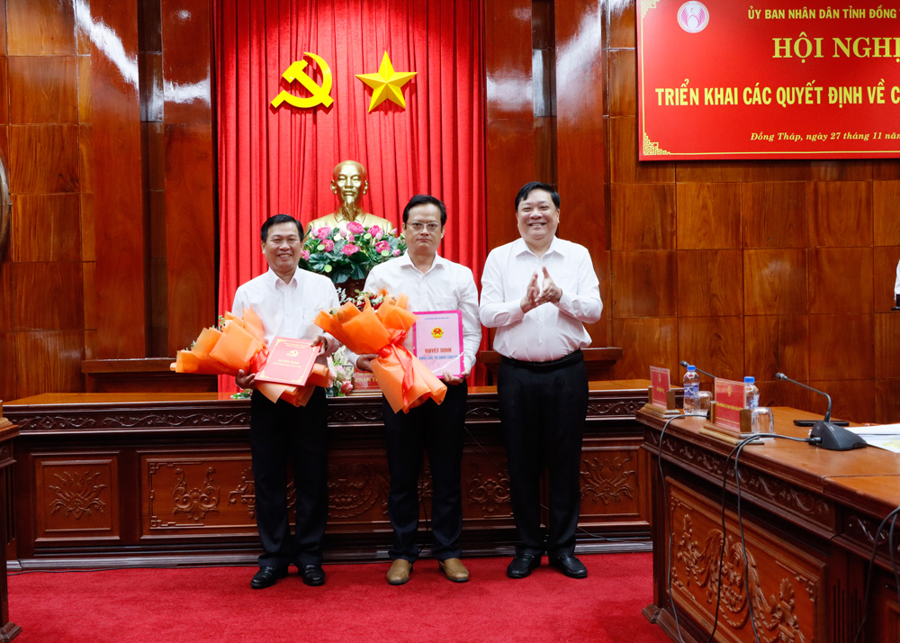 Đồng chí Phạm Thành Ngại trao quyết định và hoa chúc mừng cho đồng chí Trần Ngô Minh Tuấn và đồng chí Phạm Văn An (từ phải qua).