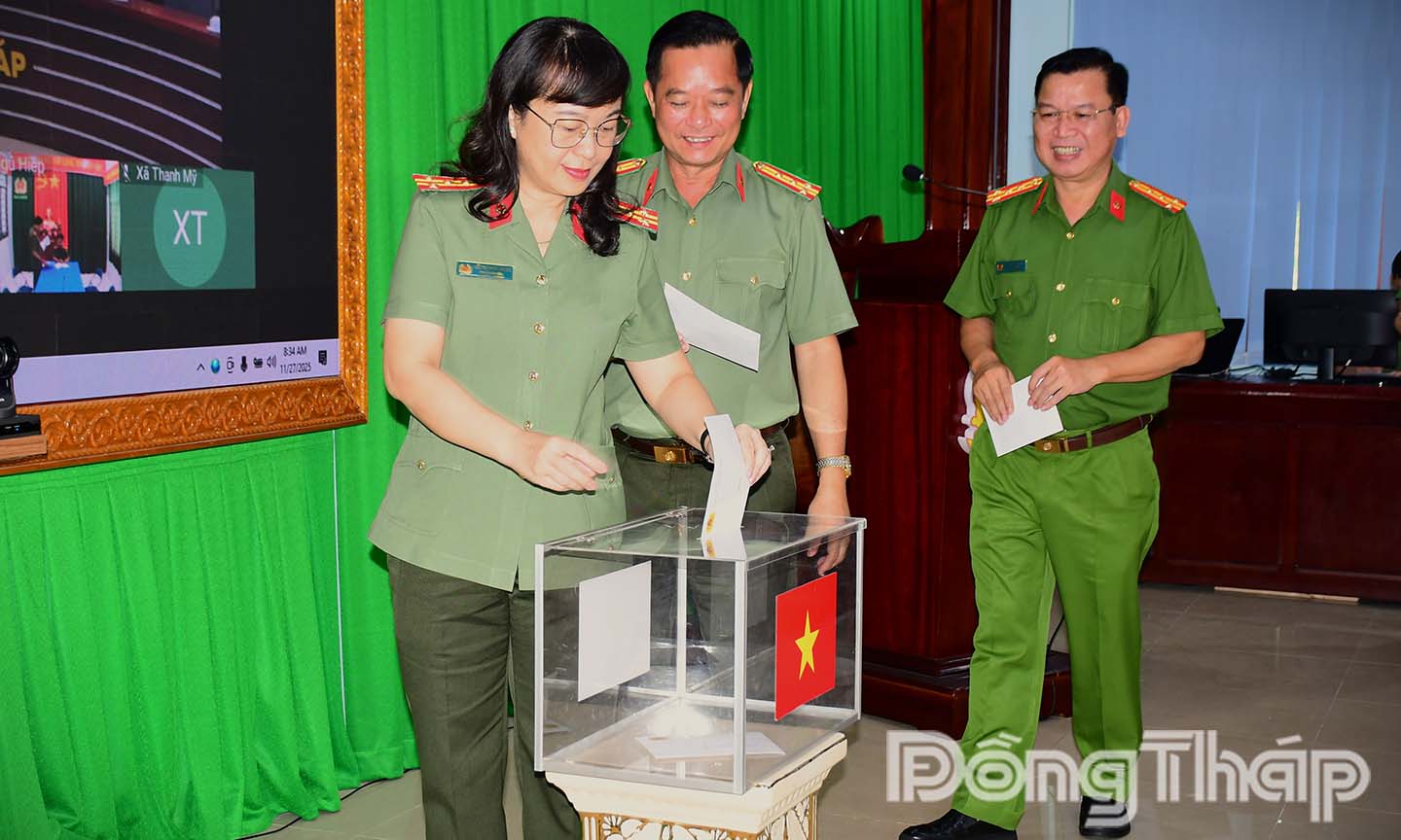 4. Ban Giám đốc Công an tỉnh, lãnh đạo Công an các đơn vị cấp tỉnh ủng hộ đồng bào vùng lũ. Ảnh Phước Thanh