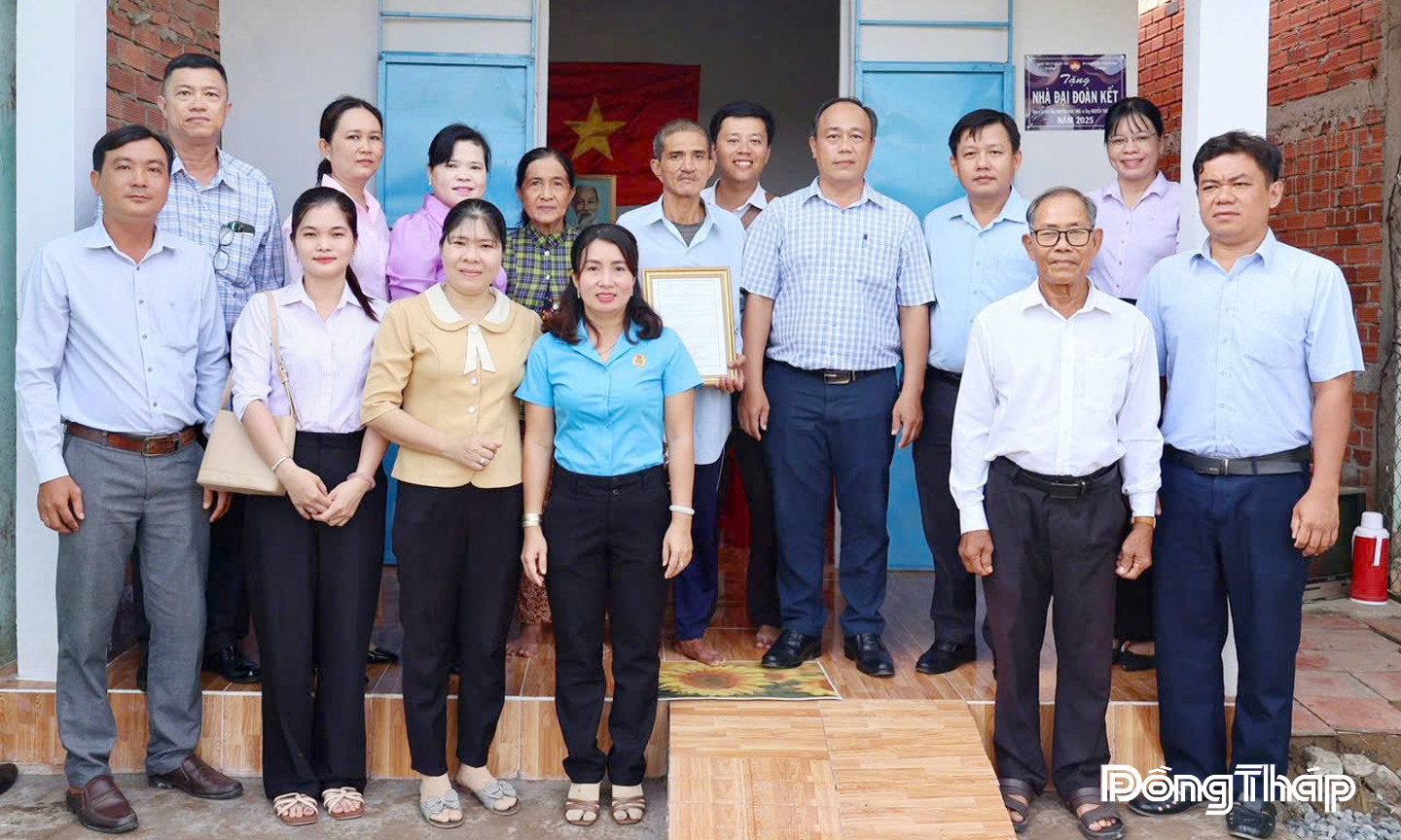 Ủy ban Mặt trận Tổ quốc Việt Nam xã Chợ Gạo bàn giao nhà Đại đoàn kết cho ông Nguyễn Văn Phỉ ngụ tại địa phương.