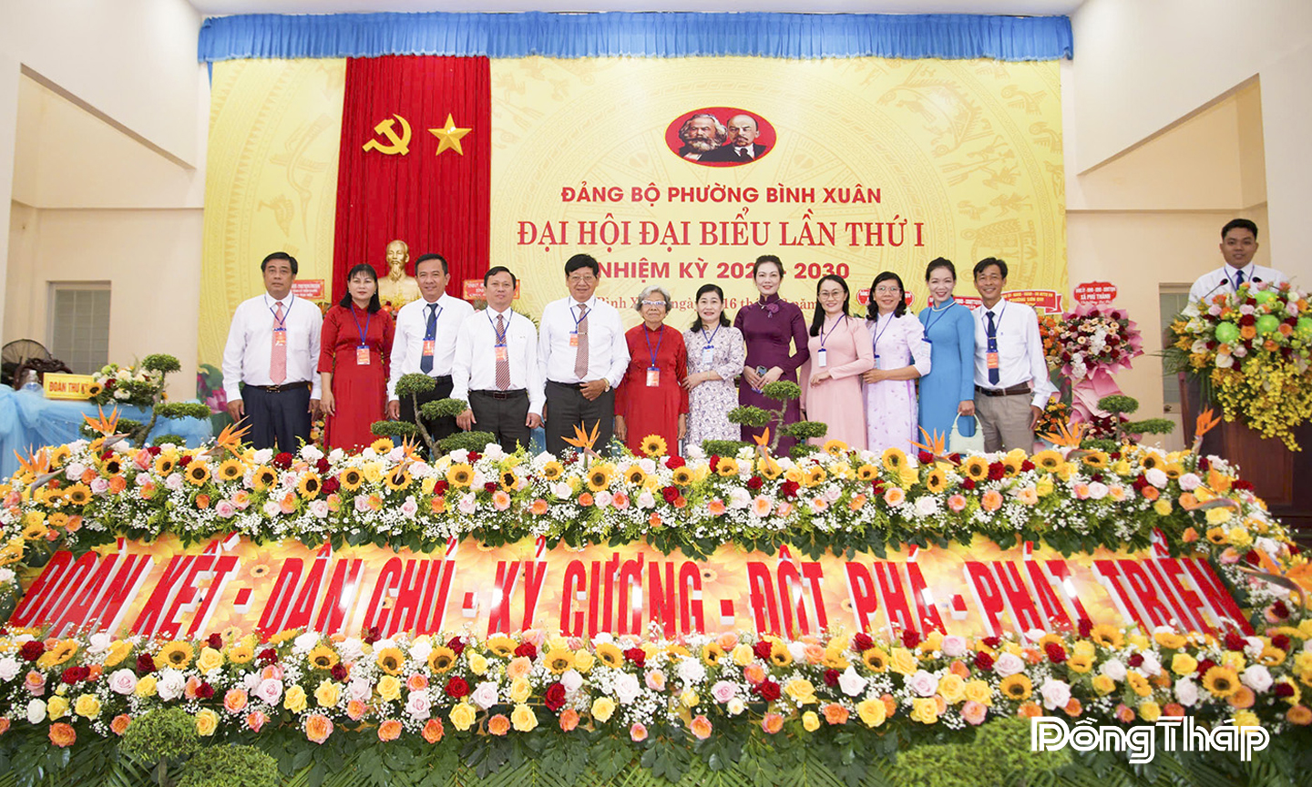 Các đại biểu tham dự Đại hội đại biểu Đảng bộ phường Bình Xuân lần thứ I, nhiệm kỳ 2025 - 2030 chụp ảnh lưu niệm. 