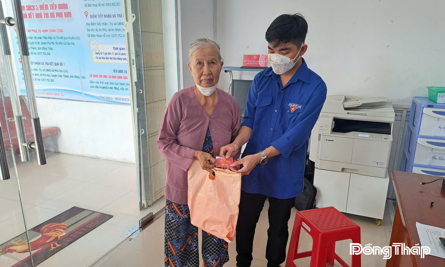 Đội ngũ công chức và đoàn viên, thanh niên hỗ trợ cấp thẻ ưu tiên cho người cao tuổi tại Trung tâm Phục vụ hành chính công xã Phú Hựu. 