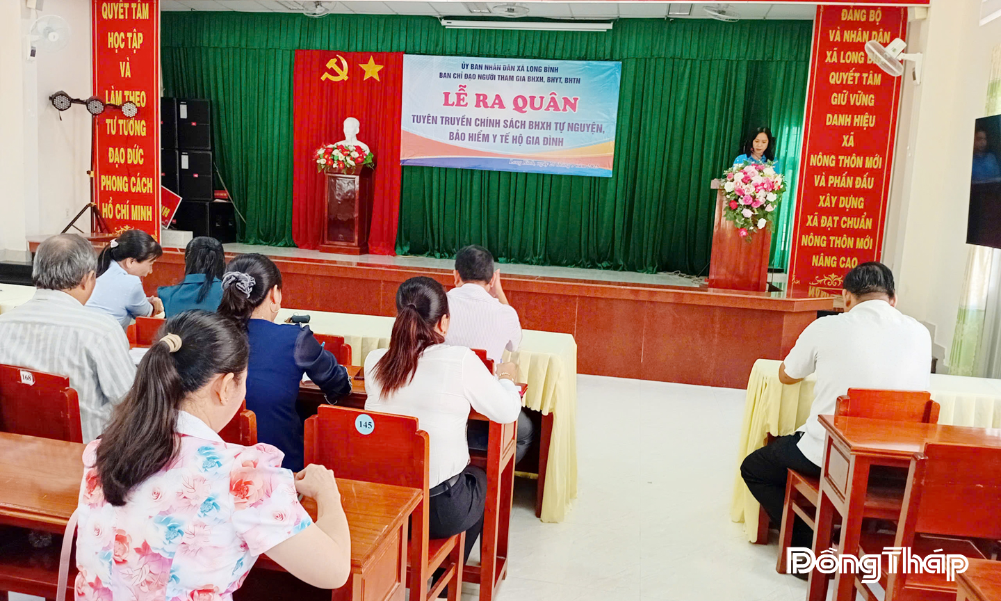 Viên chức Bảo hiểm xã hội tuyên truyền chính sách bảo hiểm  y tế,  bảo hiểm xã hội tự nguyện đến người dân.