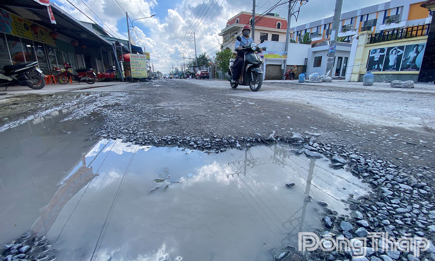 Nhiều vị trí xuất hiện ổ gà trên đường 878B (xã Tân Hương).