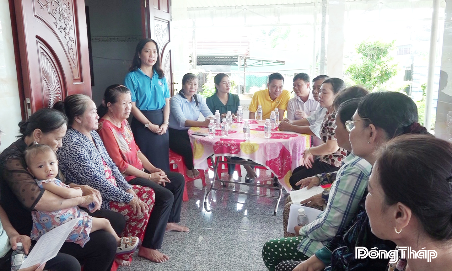 Xã Long Bình phối hợp các ngành liên quan tổ chức tuyên truyền chính sách bảo hiểm y tế, bảo hiểm xã hội tự nguyện tại nhà người dân.              Ảnh: QUỐC NHẬM