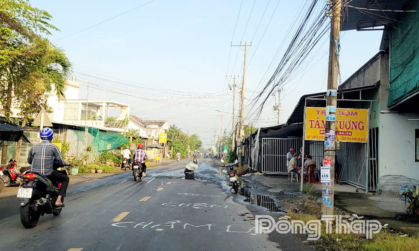 Người dân phải dùng sơn trắng vẽ cảnh báo từ xa.