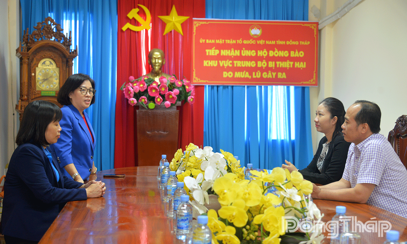 Phó Tổng Giám đốc Petimex Đồng Tháp Lê Thị Hồng phát biểu tại buổi trao kinh phí hỗ trợ cho Ủy ban MTTQ Việt Nam tỉnh.