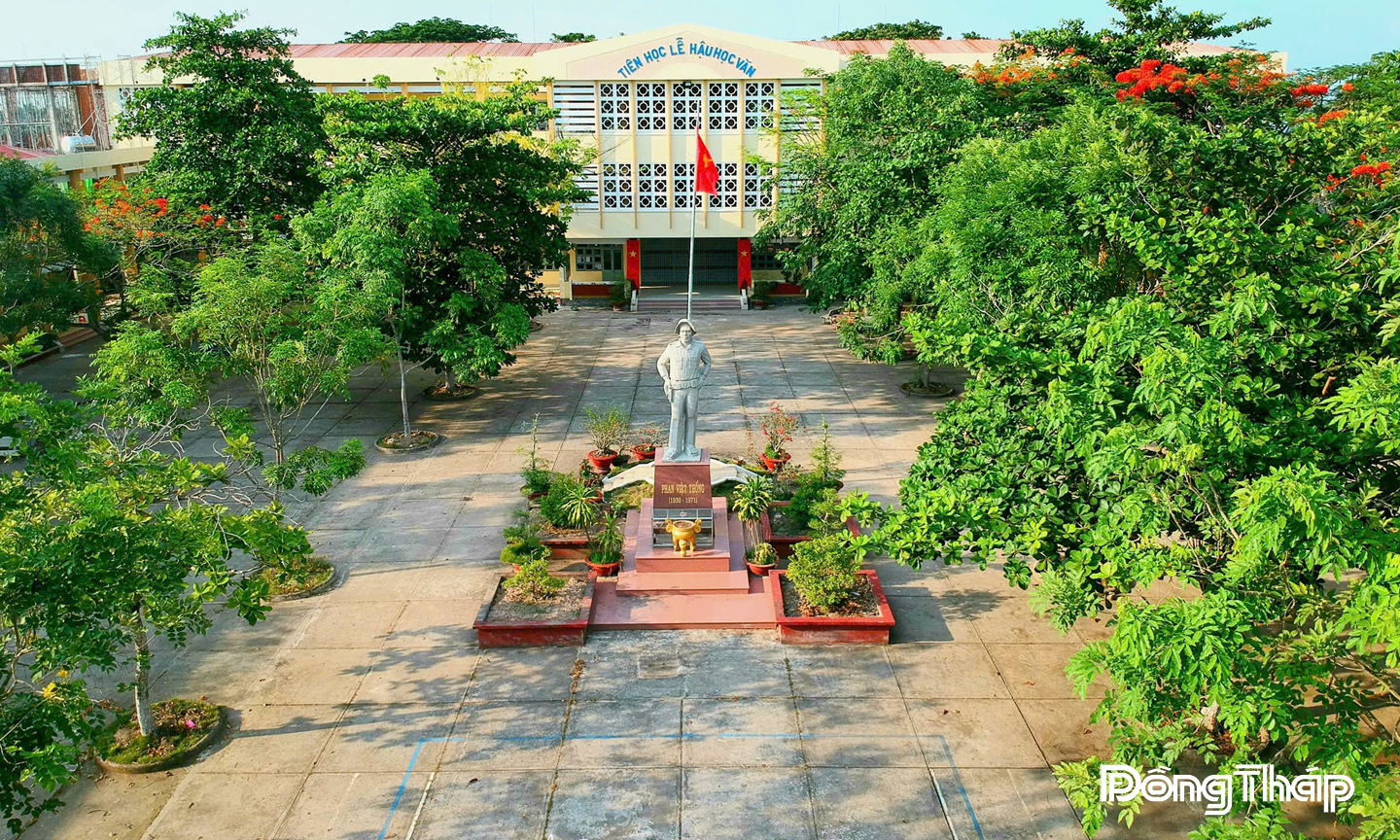 Mảng xanh Trường Trung học phổ thông Phan Việt Thống.