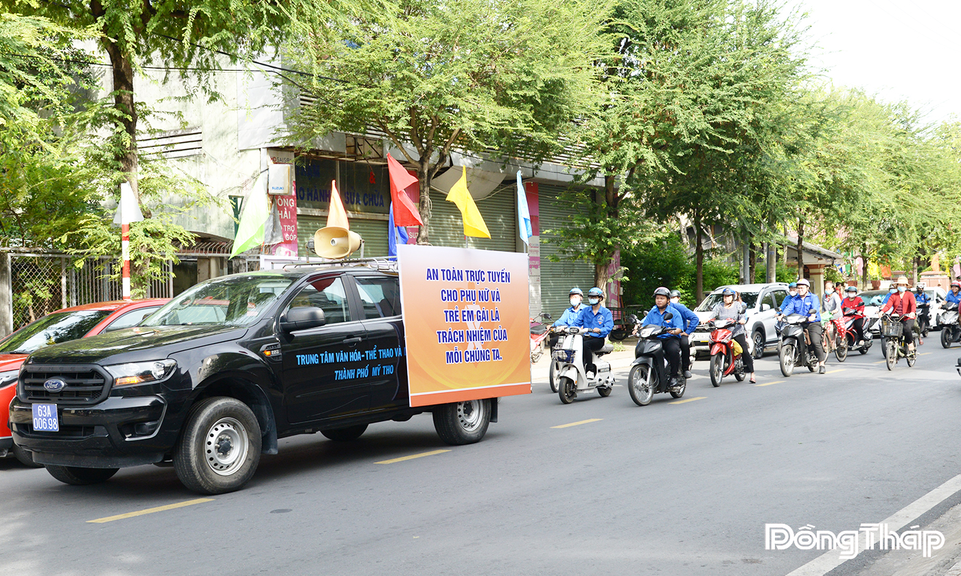 Lực lượng đoàn viên, thanh niên tổ chức diễu hành hưởng ứng trên các tuyến đường trung tâm của phường Mỹ Tho.