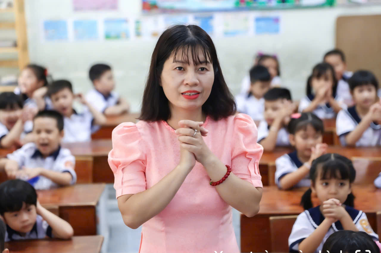 Cô trò trường Tiểu học Bùi Văn Mới, phường Phước Long, TP. HCM tháng 9-2025. Ảnh: Quỳnh Trần