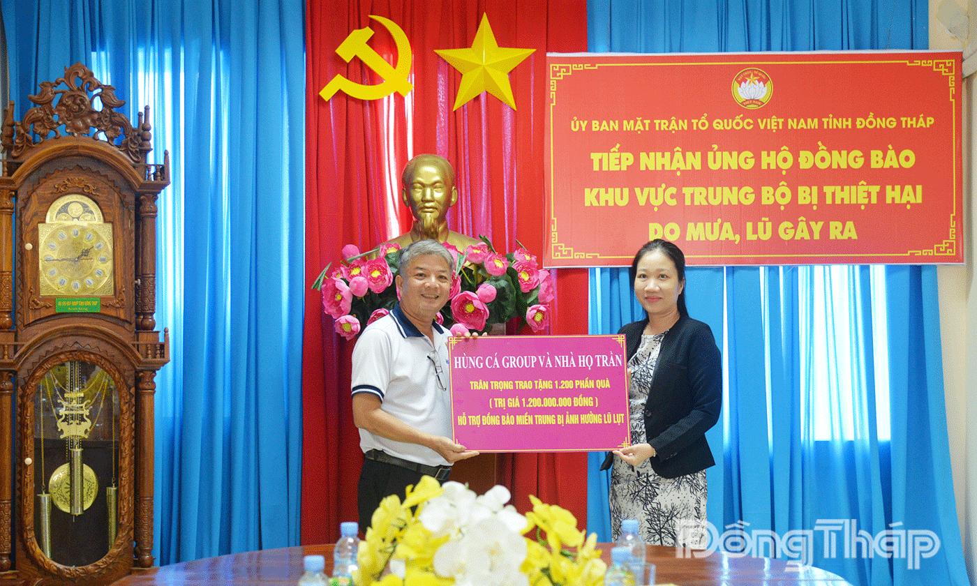 Đại diện lãnh đạo Hùng Cá Group và Nhà họ Trần trao bảng tượng trưng tại Ủy ban MTTQ Việt Nam tỉnh.