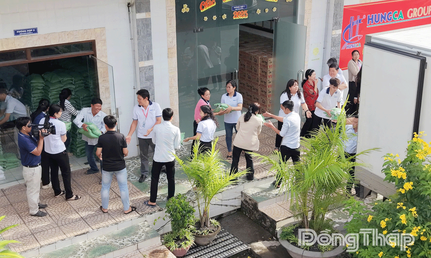 Hùng Cá Group chuyển hàng hóa lên xe và trực tiếp vận chuyển hàng hóa đến trao tặng bà con khu vực Trung bộ.