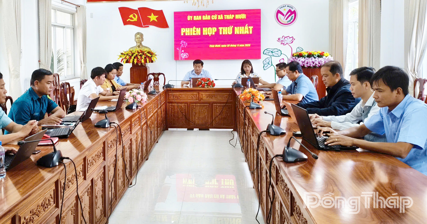 Các thành viên Ủy ban bầu cử xã Tháp Mười thảo luận, đóng góp ý kiến dự thảo các văn bản về công tác bầu cử.