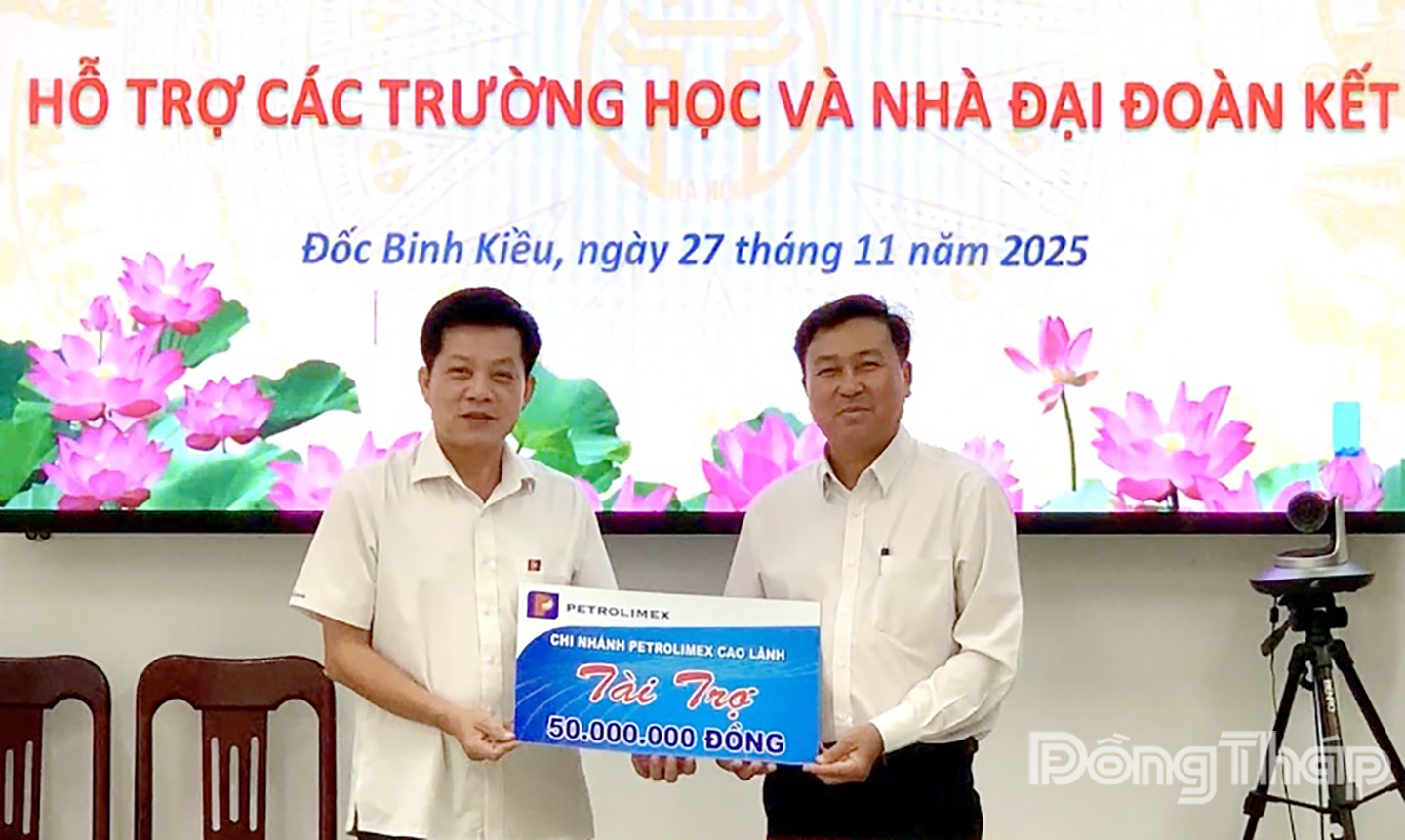 Ông Bùi Thanh Tâm, Giám đốc Chi nhánh Petrolimex Cao Lãnh trao tiền hỗ trợ xây dựng Nhà đại đoàn kết cho xã Đốc Binh Kiều.