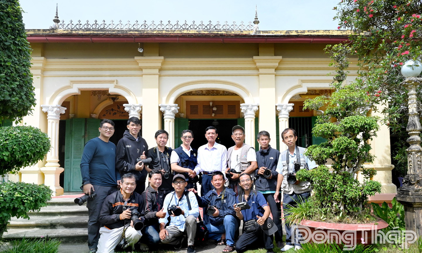 Các nghệ sĩ nhiếp ảnh trong chuyến sáng tác.