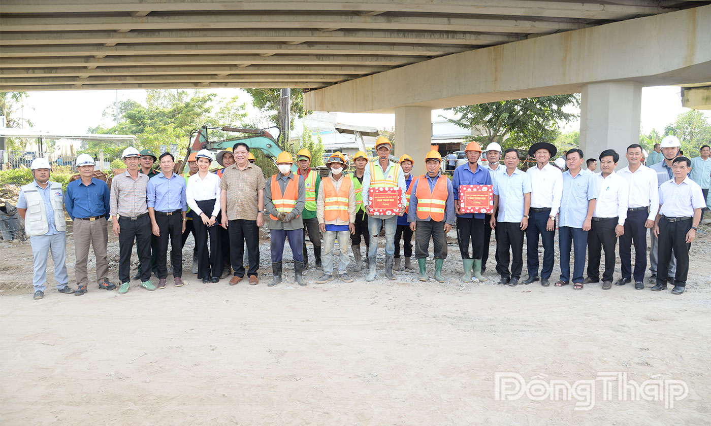 Đồng chí Phạm Thành Ngại tặng quà cán bộ, kỹ sư, công nhân tại công trường.