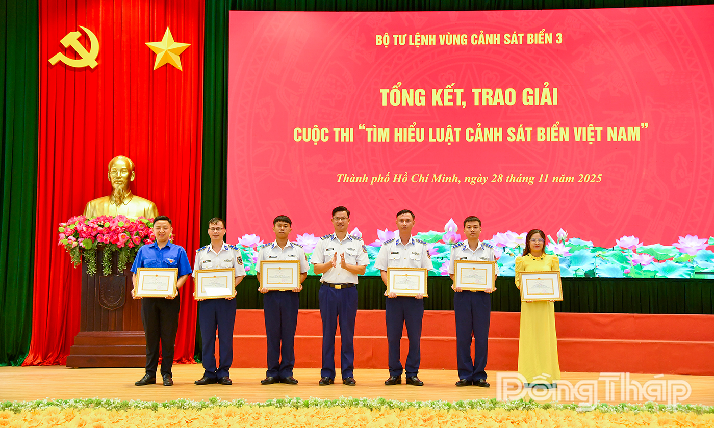 Trao thưởng cho tập thể, cá nhân xuất sắc