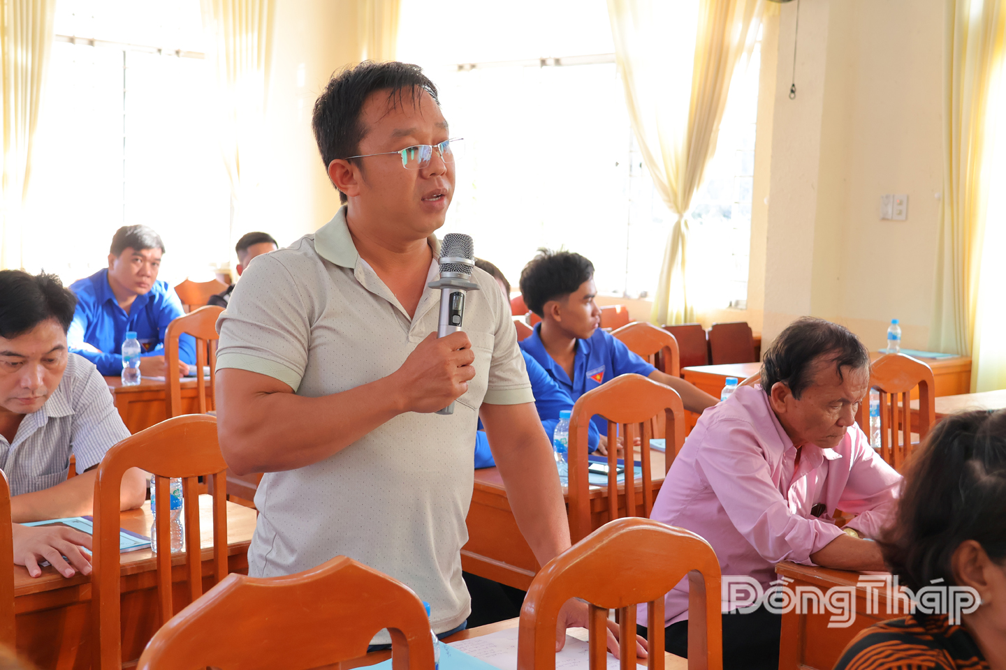 Đại biểu tập đề xuất giải pháp nhằm nâng cao chất lượng con giống và ổn định giá thành cá giống cho vùng nuôi cá điêu hồng của xã.