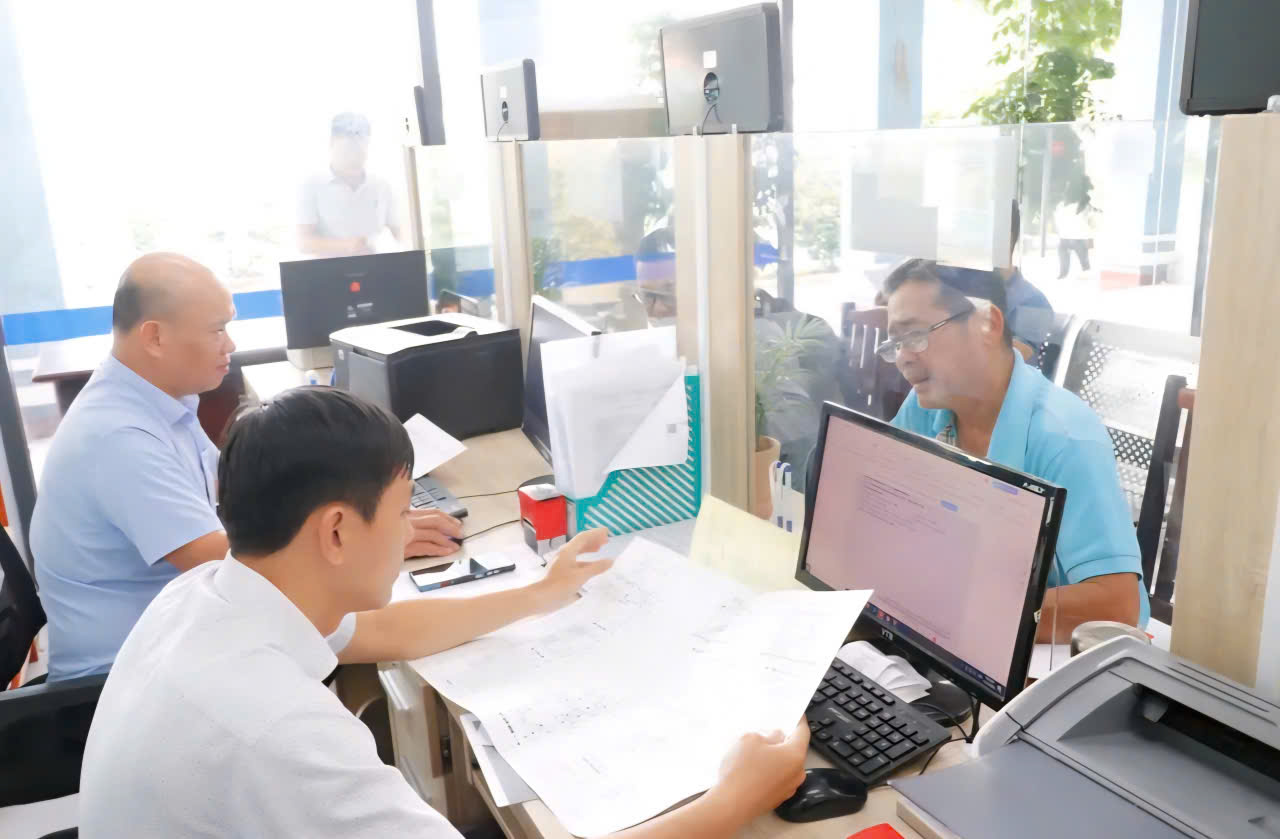 Cán bộ giải quyết thủ tục hành chính cho người dân. Ảnh minh họa