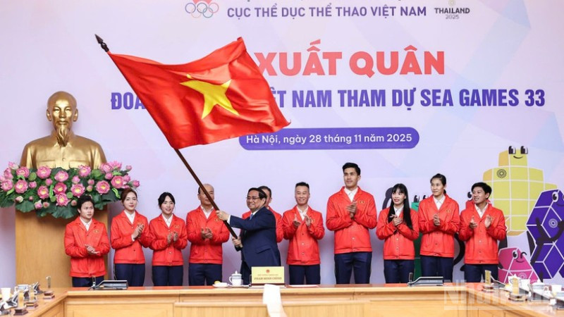 Thủ tướng Chính phủ Phạm Minh Chính trao cờ cho Đoàn Thể thao Việt Nam tại lễ xuất quân tham dự SEA Games 33. (Ảnh: Trần Hải)