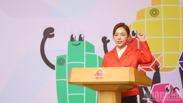 Thay mặt Đoàn, vận động viên môn bắn súng Phí Thanh Thảo phát biểu bày tỏ quyết tâm thi đấu hết mình, trung thực, vì màu cờ sắc áo, đem vinh quang về cho Tổ quốc. (Ảnh: Trần Hải)