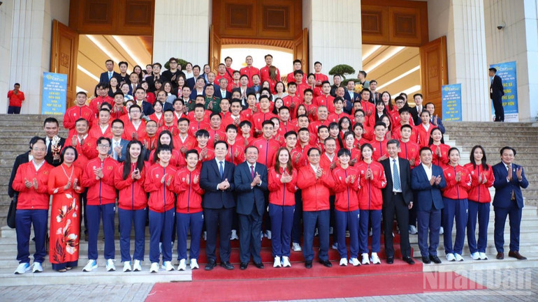 Thủ tướng Phạm Minh Chính với Đoàn Thể thao Việt Nam tham dự SEA Games 33 tại Lễ xuất quân. (Ảnh: Trần Hải)